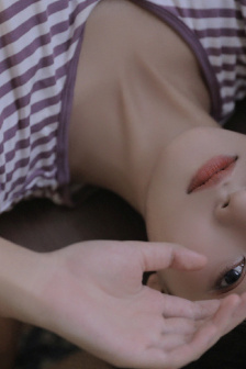 老是夹腿自慰一边屁股疼女人